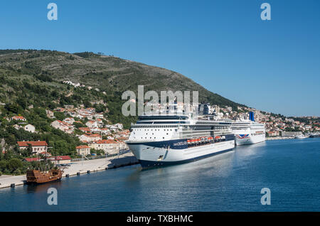 Celebrity Constellation Kreuzfahrt Schiff in den Hafen von Dubrovnik in Kroatien Stockfoto