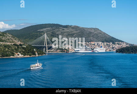 Jadrolinija Fähre bei der Ankunft im Hafen von Dubrovnik in Kroatien Stockfoto