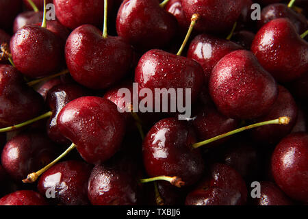 Noch fotografische Bilder von Kirschen und Heidelbeeren Stockfoto