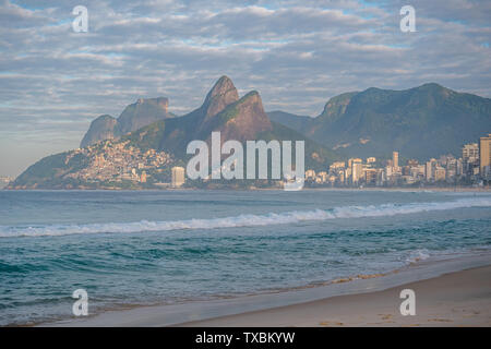 Am frühen Morgen Blick auf Ipanema Strand ohne Menschen und ruhigen Gewässern Stockfoto