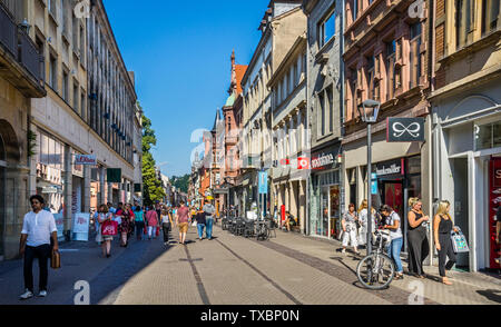 Hauptstraße Heidelberg, einem beliebten Einkaufs- und Fußgängerzone der Altstadt fahren Heidelberg, Baden-Württemberg, Deutschland Stockfoto