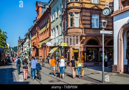 Hauptstraße Heidelberg, einem beliebten Einkaufs- und Fußgängerzone der Altstadt fahren Heidelberg, Baden-Württemberg, Deutschland Stockfoto