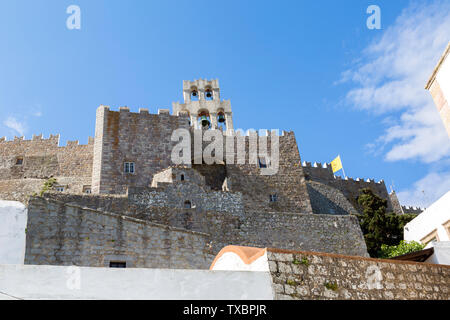 Fassade des Kloster des Hl. Johannes des Theologen, von unten, auf der Insel Patmos in Griechenland. Stockfoto