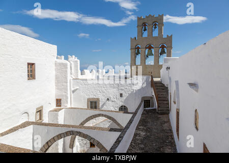 Glockenturm auf der Oberseite des Kloster des Hl. Johannes des Theologen in Chora auf einem Hügel auf der Insel Patmos in Griechenland. Stockfoto