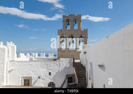 Glockenturm auf der Oberseite des Kloster des Hl. Johannes des Theologen in Chora auf einem Hügel auf der Insel Patmos in Griechenland. Stockfoto