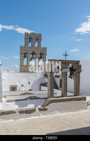 Glockenturm auf der Oberseite des Kloster des Hl. Johannes des Theologen in Chora auf einem Hügel auf der Insel Patmos in Griechenland. Stockfoto