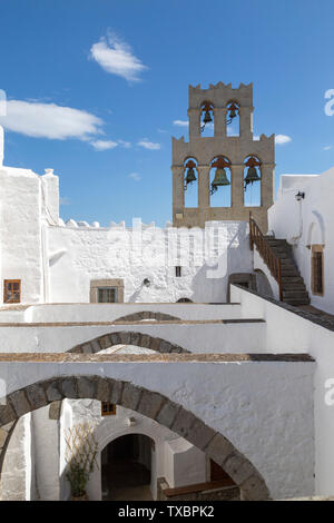 Im Kloster des Hl. Johannes des Theologen, auf der oberen Ebene, die byzantinische Architektur. Glocken, Glockenturm und Steinbögen. Stockfoto