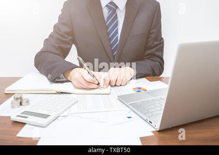 Unternehmer, die Datensätze in einem Notebook Stockfoto