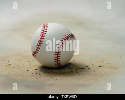 Abgenutzt und schmutzig Baseball auf Vintage sanft Farbige organische Leinwand Hintergrund Stockfoto