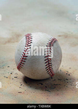 Abgenutzt und schmutzig Baseball auf Vintage sanft Farbige organische Leinwand Hintergrund Stockfoto