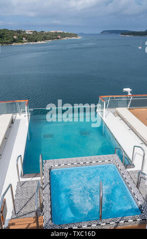 Infinity Pool auf dem Schiff in den Hafen von Dubrovnik in Kroatien Stockfoto