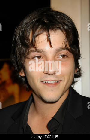 Diego Luna an der "Dirty Dancing: Havana Nights' Uraufführung am Arclight Cinerama Dome in Hollywood, CA. Die Veranstaltung fand am Dienstag, 24. Februar 2004. Foto von: SBM/PictureLux-Datei Referenz Nr. 33790-4472 SMBPLX Stockfoto