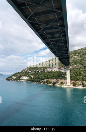 Unterseite der neuen Brücke in den Hafen von Dubrovnik in Kroatien Stockfoto