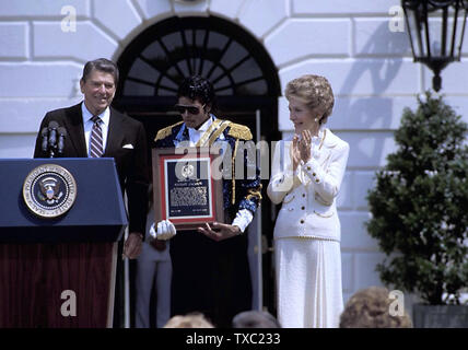 *** Foto *** 10. Jahrestag von Michael Jacksons Tod Washington DC., USA, 14. Mai 1981 US-Präsident Ronald Reagan und seine Frau Nancy vorhanden Pop Star Michael Jackson mit der Präsidentschaftswahl Öffentliche Sicherheit Kommunikation Award für den Song 'Beat it' im öffentlichen Dienst Kampagne gegen jugendlich Trinken und Fahren zu dienen. Credit: Mark Reinstein/MediaPunch Stockfoto