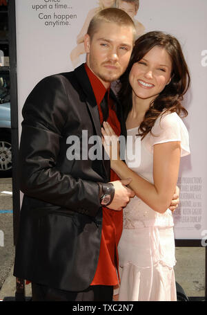 Chad Michael Murray and Sophia Bush bei der Weltpremiere von "Cinderella Story" am Grauman's Chinese Theater in Hollywood, CA. Die Veranstaltung fand am Samstag, den 10. Juli 2004. Foto von: SBM/PictureLux-Datei Referenz Nr. 33790-4623 SMBPLX Stockfoto