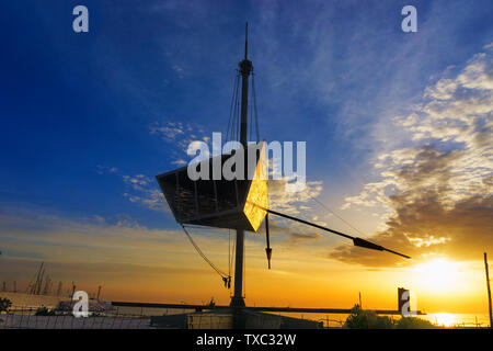 Geometrische Skulptur mit Sonnenaufgang in den Hafen von Palermo in Sizilien, Italien Stockfoto