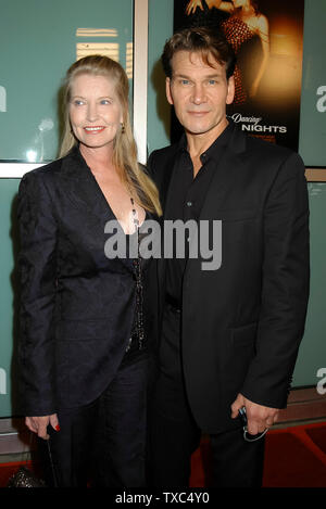 Patrick Swayze & Frau Lisa am "Dirty Dancing: Havana Nights' Uraufführung am Arclight Cinerama Dome in Hollywood, CA. Die Veranstaltung fand am Dienstag, 24. Februar 2004. Foto von: SBM/PictureLux-Datei Referenz Nr. 33790-4987 SMBPLX Stockfoto