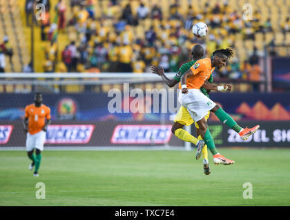 Kairo, Ägypten. 24. Juni, 2019. Jonathan Adjo Kodjia (R) von Côte d'Ivoire konkurriert mit sandile Hlanti von Südafrika während des 2019 Afrika Cup der Nationen 3D/3D Match zwischen Côte d'Ivoire und Südafrika in Kairo, Ägypten, am 24. Juni 2019. Côte d'Ivoire gewann 1:0. Credit: Li Yan/Xinhua/Alamy leben Nachrichten Stockfoto