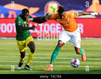 Kairo, Ägypten. 24. Juni, 2019. Jonathan Kodjia (R) von Côte d'Ivoire Mias mit Buhle Mkhwanazi von Südafrika während des 2019 Afrika Cup der Nationen 3D/3D Match zwischen Côte d'Ivoire und Südafrika in Kairo, Ägypten, am 24. Juni 2019. Côte d'Ivoire gewann 1:0. Credit: Li Yan/Xinhua/Alamy leben Nachrichten Stockfoto