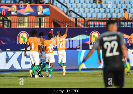 Kairo, Ägypten. 24. Juni, 2019. Jonathan Adjo Kodjia (2. R) von Côte d'Ivoire feiert, nachdem er ein Ziel der 2019 Afrika Cup der Nationen 3D/3D Match zwischen Côte d'Ivoire und Südafrika in Kairo, Ägypten, am 24. Juni 2019. Côte d'Ivoire gewann 1:0. Credit: Li Yan/Xinhua/Alamy leben Nachrichten Stockfoto