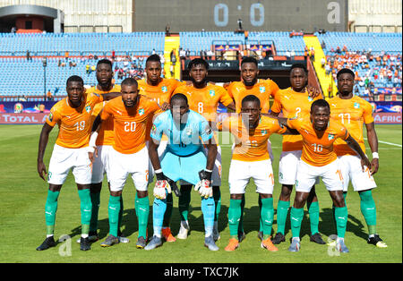 Kairo, Ägypten. 24. Juni, 2019. Spieler von Côte d'Ivoire Line up vor dem 2019 Afrika Cup der Nationen 3D/3D Match zwischen Côte d'Ivoire und Südafrika in Kairo, Ägypten, am 24. Juni 2019. Côte d'Ivoire gewann 1:0. Credit: Li Yan/Xinhua/Alamy leben Nachrichten Stockfoto