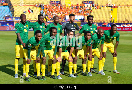 Kairo, Ägypten. 24. Juni, 2019. Spieler von Südafrika Line up vor dem 2019 Afrika Cup der Nationen 3D/3D Match zwischen Côte d'Ivoire und Südafrika in Kairo, Ägypten, am 24. Juni 2019. Côte d'Ivoire gewann 1:0. Credit: Li Yan/Xinhua/Alamy leben Nachrichten Stockfoto