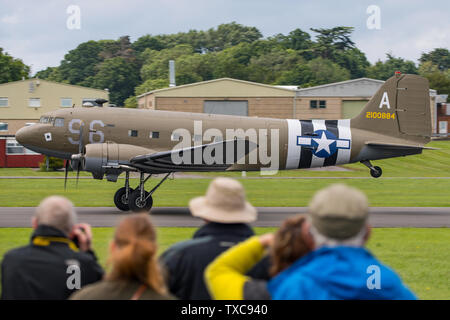 Douglas C-47 Skytrain WW2 Transportflugzeuge über zu nehmen und Display bei Dunsfold Flugplatz, UK für den letzten Wings & Wheels Airshow auf 16/6/19. Stockfoto