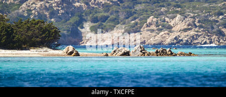 Atemberaubende Aussicht auf die schöne Cavalieri Strand (Spiaggia di Cavalieri) vom türkisfarbenen Meer gebadet. Maddalena Archipelago National Park, Sardinien. Stockfoto