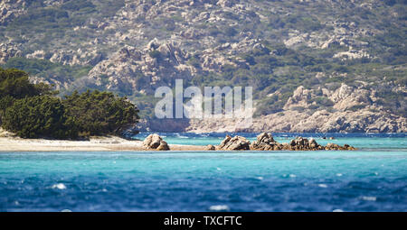 Atemberaubende Aussicht auf die schöne Cavalieri Strand (Spiaggia di Cavalieri) vom türkisfarbenen Meer gebadet. Maddalena Archipelago National Park, Sardinien. Stockfoto