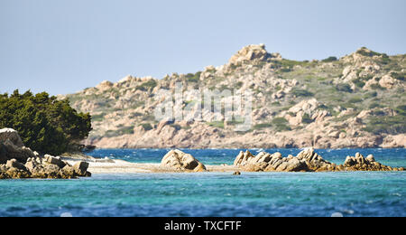 Atemberaubende Aussicht auf die schöne Cavalieri Strand (Spiaggia di Cavalieri) vom türkisfarbenen Meer gebadet. Maddalena Archipelago National Park, Sardinien. Stockfoto