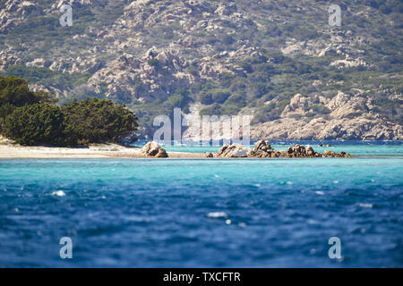 Atemberaubende Aussicht auf die schöne Cavalieri Strand (Spiaggia di Cavalieri) vom türkisfarbenen Meer gebadet. Maddalena Archipelago National Park, Sardinien. Stockfoto