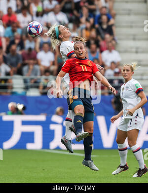 Reims, Frankreich. 24. Juni, 2019. Julie Ertz (L) der Vereinigten Staaten leitet die Kugel mit Alexia Putellas von Spanien in der Runde der 16 Match zwischen den Vereinigten Staaten und Spanien im Jahr 2019 die FIFA Frauen-WM 2010 in Reims, Frankreich, am 24. Juni 2019. Die Vereinigten Staaten gewann 2-1. Credit: Shan Yuqi/Xinhua/Alamy leben Nachrichten Stockfoto