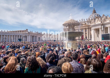 Vatikanstadt, Italien, 25. März 2018: eine Masse von Katholiken an einer Messe mit dem Papst vor der Basilika St. Peter Stockfoto