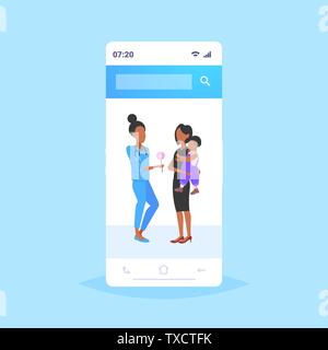 Arzt Kinderarzt lollipop zu kleinen Jungen Beratung im Gesundheitswesen Konzept Mutter Holding Baby in Smartphone ihre Hände Bild mobile Stock Vektor