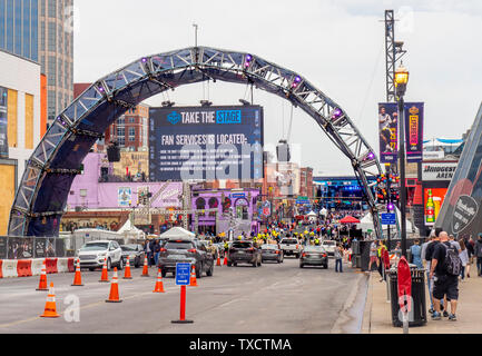 Der nachfolgende Verkehr auf der 5th Avenue Broadway, die auf den Verkehr für NFL Draft 2019 Nashville Tennessee USA geschlossen ist. Stockfoto