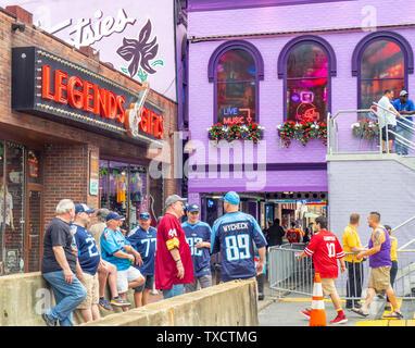 Fans tragen Team Farben außerhalb Legenden Ecke und Tootsie's Orchid Lounge am Broadway an NFL Draft 2019 Nashville Tennessee USA. Stockfoto