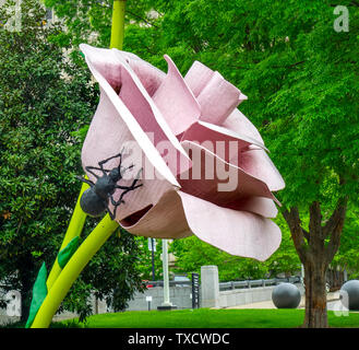 Skulptur Rose auf 65th Street von Will Ryman auf öffentliche Anzeige außerhalb der ersten Art Museum Nashville, Tennessee. Stockfoto