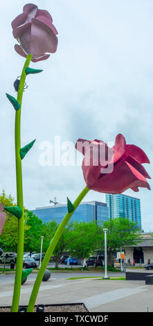 Skulptur Rose auf 65th Street von Will Ryman auf öffentliche Anzeige außerhalb der ersten Art Museum Nashville, Tennessee. Stockfoto