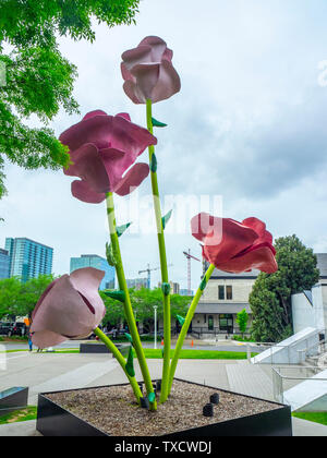 Skulptur Rose auf 65th Street von Will Ryman auf öffentliche Anzeige außerhalb der ersten Art Museum Nashville, Tennessee. Stockfoto