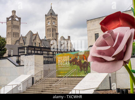 Skulptur Rose auf 65th Street von Will Ryman auf öffentliche Anzeige außerhalb der ersten Art Museum und der Union Station Hotel Nashville Nashville, Tennessee. Stockfoto