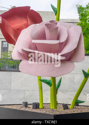 Skulptur Rose auf 65th Street von Will Ryman auf öffentliche Anzeige außerhalb der ersten Art Museum Nashville, Tennessee. Stockfoto