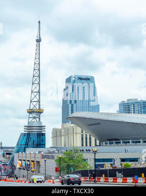 Lattice Turm Turm über Nashville Visitor Center und Bridgestone Arena NFL Draft 2019 Nashville, Tennessee. Stockfoto