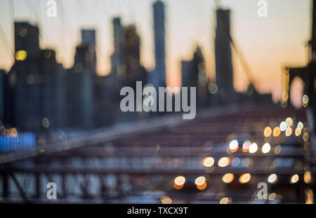 New York City Luftbild über Manhattan mit Brooklyn Bridge verschwommen Lichter Nacht Blick Skyline, abstrakten Hintergrund Stockfoto