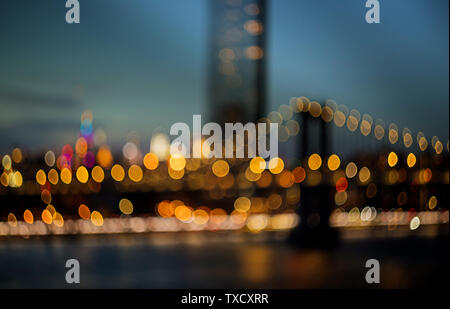 New York City - schöne Zusammenfassung über Manhattan mit Manhattan Bridge Luftbild Stadt verschwommen Lichter Nacht Blick Skyline, Stockfoto