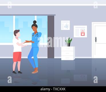Arzt Kinderarzt beruhigend junge Patienten Frau in einheitliche Prüfung männliche Kind medizinische Beratung im Gesundheitswesen Konzept moderne pädiatrischen Abteilung Stock Vektor