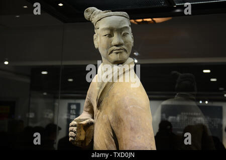 Shaanxi, Shaanxi, China. 25. Juni 2019. Shaanxi, China - 25. Juni 2019: Das Museum der Terrakotta Armee liegt im Osten von lintong Bezirk, Stadt Xi'an, Provinz Shaanxi. Es ist ein großes Grab auf dem Friedhof von Ying Zheng, der ersten feudalen Kaiser von China. Mit einer Fläche von 2,18 Millionen Quadratmetern, der Friedhof ist der größte antike Military Museum in China. Das Museum der Terrakotta Armee der Öffentlichkeit im In- und Ausland im Jahr 1979 geöffnet wurde, und seine Entdeckung hat das achte Wunder der Welt genannt worden. Credit: SIPA Asien/ZUMA Draht/Alamy leben Nachrichten Stockfoto