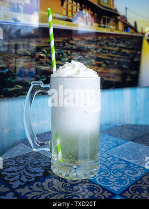 Ein Key Lime italienische Soda mit Schlagsahne und ein Papier, Stroh von d'Lish von Tish Cafe in Saskatoon, Saskatchewan, Kanada. Stockfoto