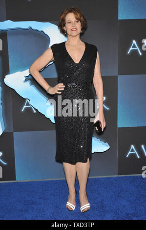 LOS ANGELES, Ca. Dezember 16, 2009: Sigourney Weaver am Los Angeles Premiere ihres neuen Films "Avatar" am Grauman's Chinese Theater, Hollywood. © 2009 Paul Smith/Featureflash Stockfoto