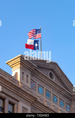 Amerikanische und Texas State flags Flying auf der Oberseite des Texas State Capitol Building in Austin Stockfoto