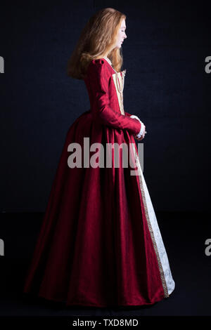 Tudor Frau im roten Kleid auf schwarzem Hintergrund Stockfoto